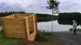 Rauha och Niilo Piukkola betraktar Lena Stenbergs verk Upside Down. Bilden till höger: Timo Jokela utgår ofta från bruksredskap i sin konst.                                                                           Foto: Kenneth Mikko