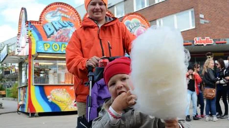 Joel Ahlkvist med dottern Doris Ahlkvist, i full färd med att sluka den jättelika sockervadden. Senare i kväll blir det Sean Banan.                     FOTO: Aron Engman