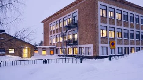 Syskonen lämnade Örnässkolan, bilden, och gick hemåt via Edeforsgatan och Örnäsparken. I höjd med Arcusbadet blev sjuåringen kontaktad av en man. FOTO: Jonny Vikström
