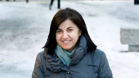 "Jag känner mig inkluderad i det svenska samhället. Jag bli accepterad och respekterad som jag är och kan leva som jag vill", säger Ayse Duyar, sittande mitt på Storgatan i Luleå.
