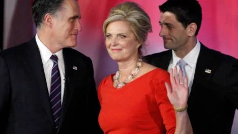 Det var sammanbitna miner på Republikanernas valvaka i förra veckan. Fr v Mitt Romney, Ann Romney och Paul Ryan.