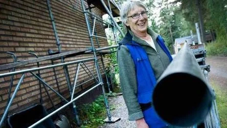 När hängrännorna började läcka tyckte Kerstin Bergström att det var dags att göra något åt det. Det blev också takbyte                    och nya stuprör. Hon får rotavdrag för en del av arbetet.FOTO: Kurt Engström