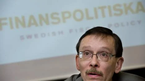 Finanspolitiska rådets förre ordförande, Lars Calmfors, har t o m stämplat regeringens politik som omoralisk eftersom den i onödan leder till att fler blir arbetslösa.