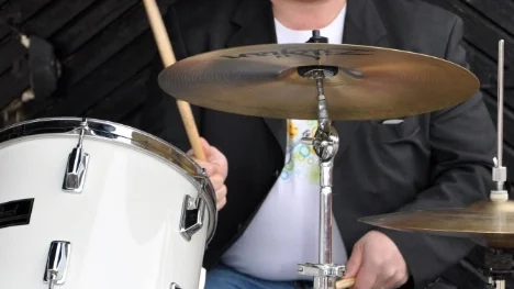 Kulturskolans chef  Jerker Johansson bakom trummorna.