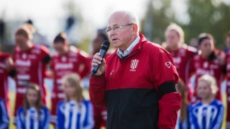 Piteå IF:s ordförande Lennart Lindgren läste upp ett känslosamt tal före av- spark och hedrade Victor Brännström.