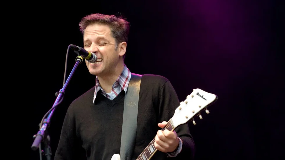 Calexico. Joey Burns sjunger i många genrer.