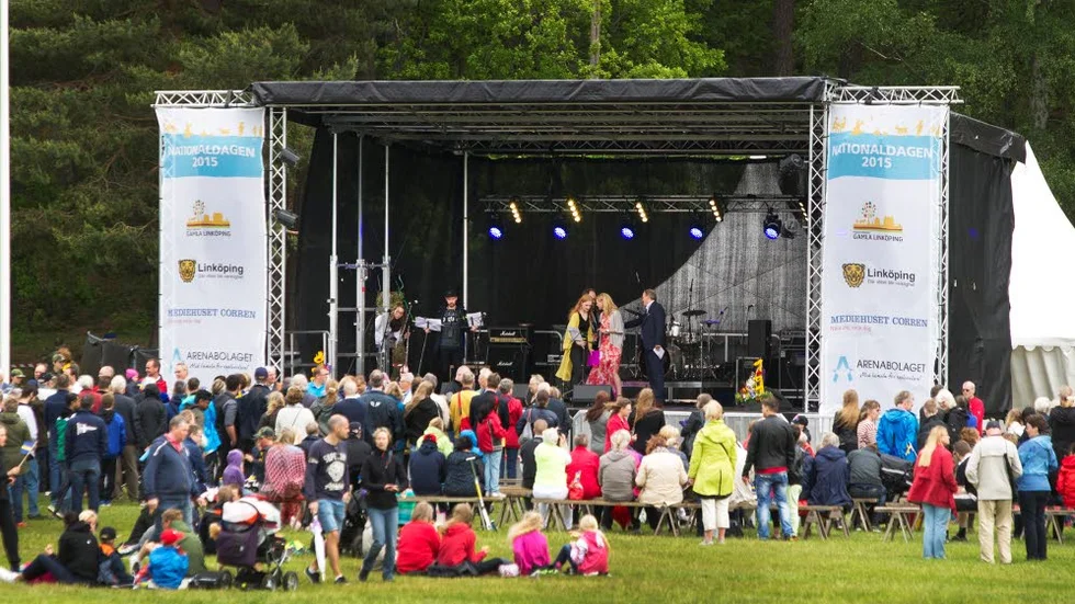 Efter regn . . . I takt med att solen tog kommandot över regnmolnen samlades allt fler nationaldagsfirare i Valla.