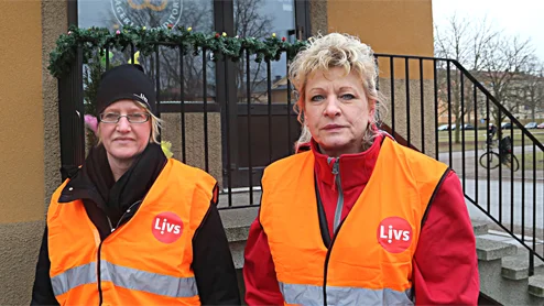 Ingeborgs Bageri i Linköping sätts i Blockad.  Lena Persson och Marita Töråsen tar det första passet utanför butiken