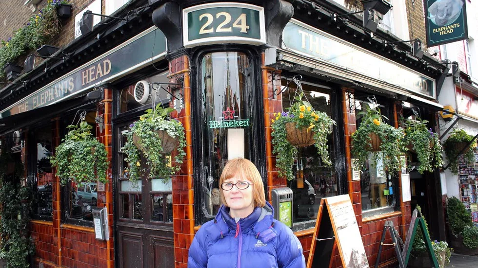 Tillbaka till början. Sina första tre år i London jobbade Åsa illegalt på puben The Elephants Head i Camden.