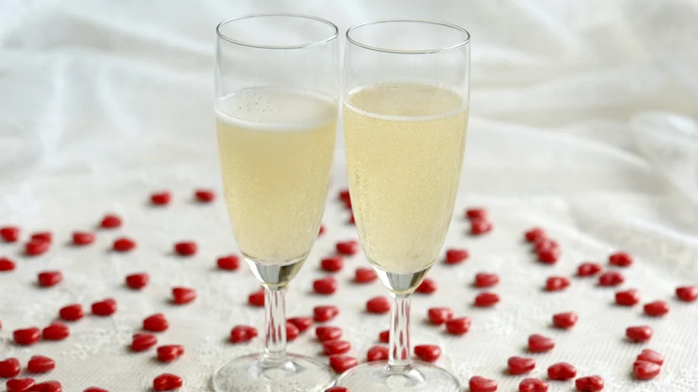 STOCKHOLM 20141218 
Romantik på alla hjärtans dag. Champagneglas omgivna av små röda hjärtan. 
Foto: Janerik Henriksson / TT / Kod 10010