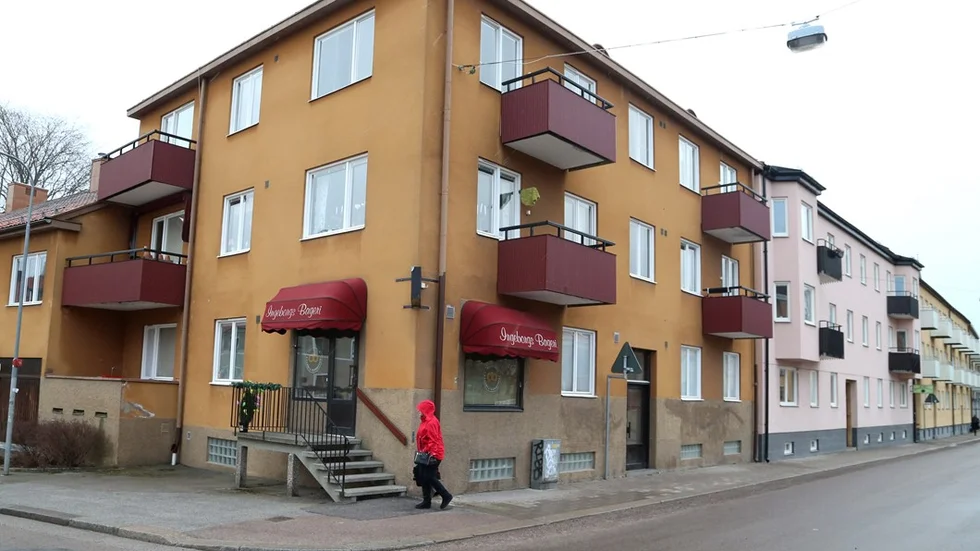 Ingeborgs Bageri i Linköping sätts i Blockad.  Marita Töråsen tar det första passet utanför butiken