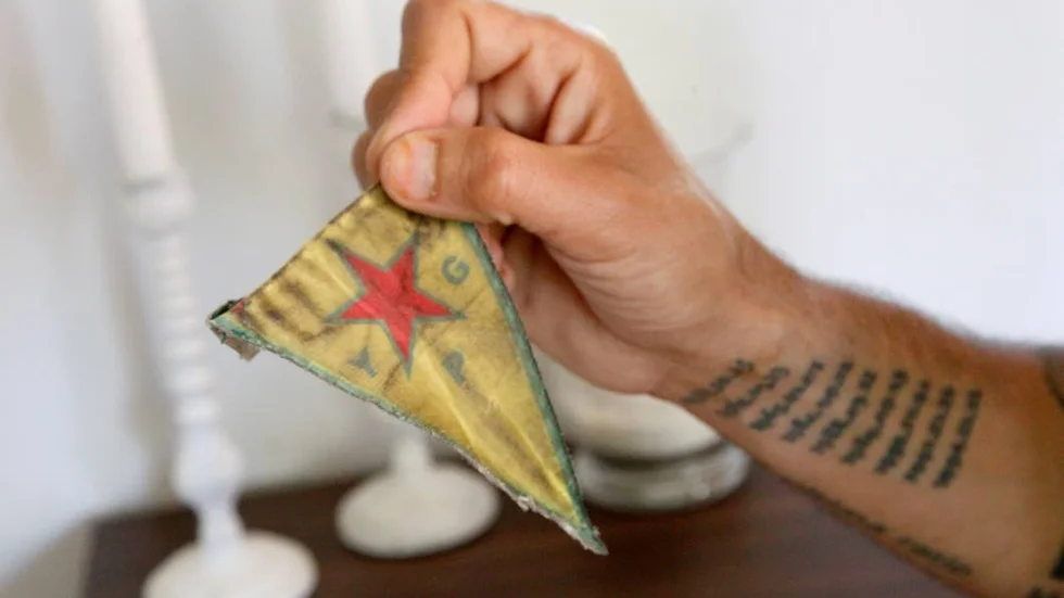Minne. YPG-flaggan som var fastsydd på kläderna kommer Kawa aldrig att tvätta.