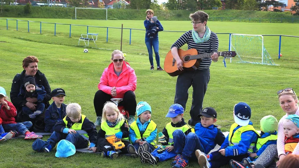 För gitarrspelandet stod förskolepedagogen Emma Ohlsson.