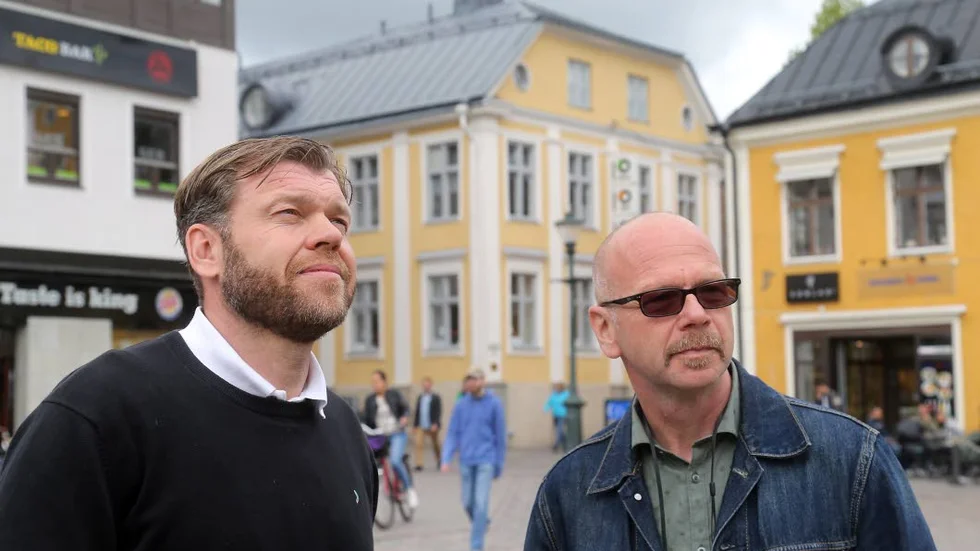 Här, på Stora torget i Linköping, ställer Musikhjälpen sin glasbur på luciakvällen. Arenabolagets Anders Thorén och SVT:s Pär Nordahl är mycket nöjda med valet.