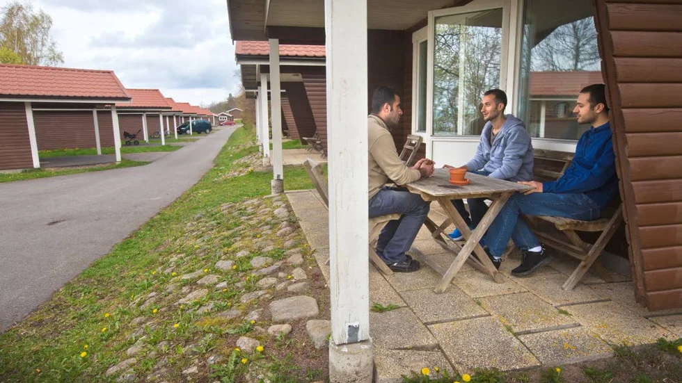 Tidsfördriv. Feras, Bassam och Hazem har lite att göra om dagarna. Tack vare ideella insatser kan de lära sig svenska och träna på att cykla för att fördriva tiden.