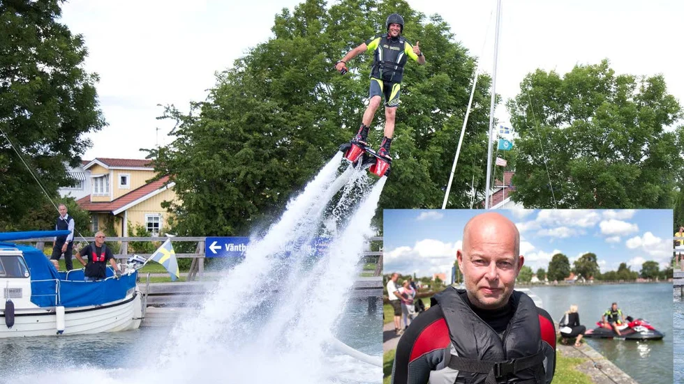 Nybörjare. Urban Karlsson (infälld) gjorde premiärturen med flyboard. Joakim Ringvide, delägare i Flyboard Norrköping, visar hur man ska göra.
