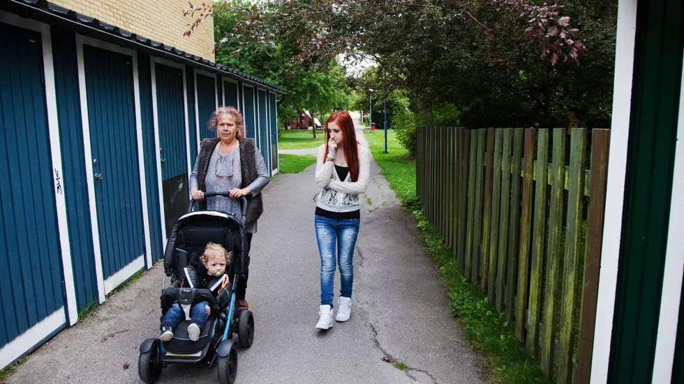 Promenad. Marie Appelkvist och Jennifer Nilsson går tillsammans med Fredrik junior.