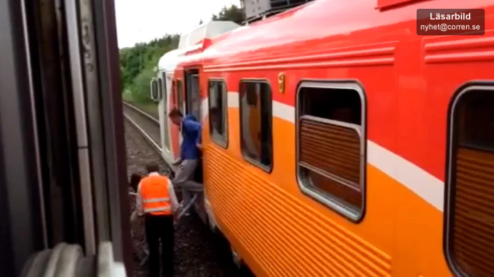 Ett pendeltåg evakauerades utanför Linköping på torsdagskvällen.