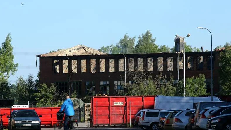 Det är stor rasrisk efter nattens häftigt brand i Motala.