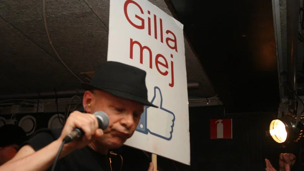 Plakatpunk. Mats Jönsson erkänner att han tillslut fallit ner i cyberträsket efter mycket motstånd.