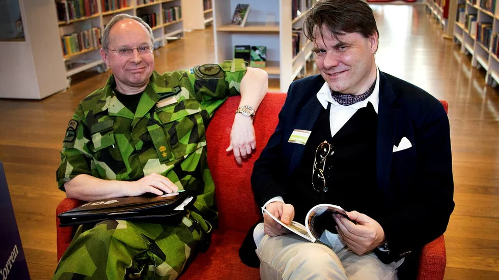 Linköpingsbon Anders Johansson kom förbi på väg till jobbet och pratade om trådbussar med ledarskribenten Christian Dahlgren.