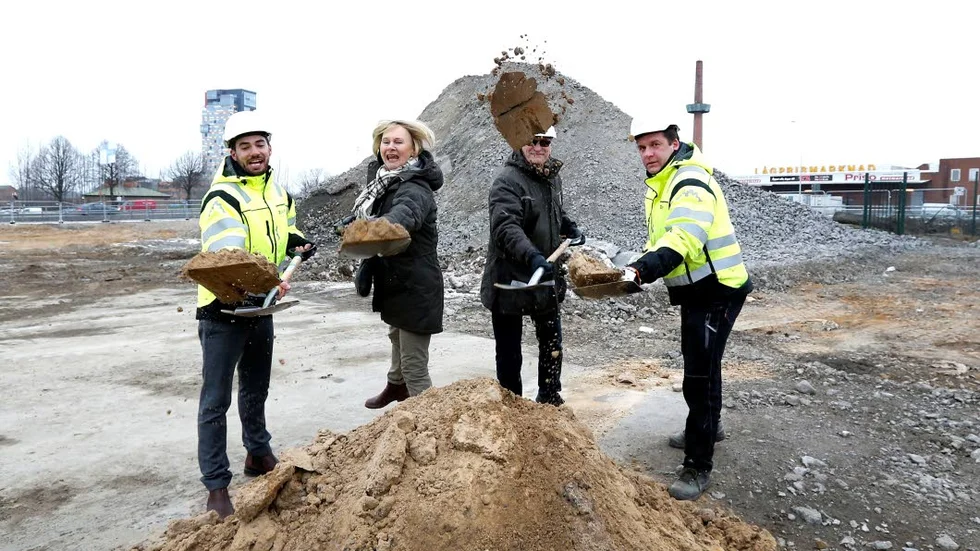 Vid det första spadtaget för projektet var Botryggs vd Adam Cocozza, Lena Micko, ordförande i kommunstyrelsen, Gunnar Broman, ledamot samhällsbyggnadsnämnden och Dmitri Proshkin, platschef på Botrygg.