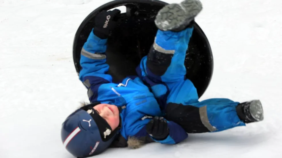 Tefat.
Elton Svensson skrattar glatt när han vurpar.
