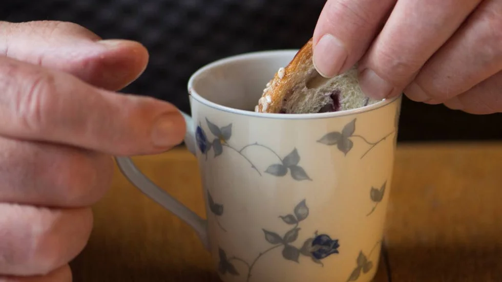Lindrande. En tablett i en kaffekopp kan lindra värken under ett par timmar