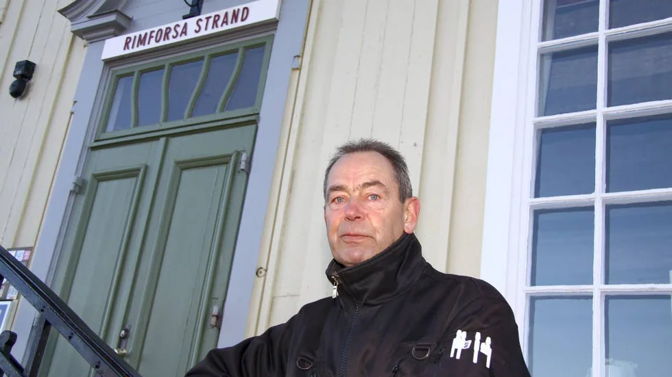 Bedrövad. M/s Birgit Sparres ena ägare, Leif Eriksson, upptäckte själv hur båten höll på att sjunka och försökte slå sig in genom ett fönster.