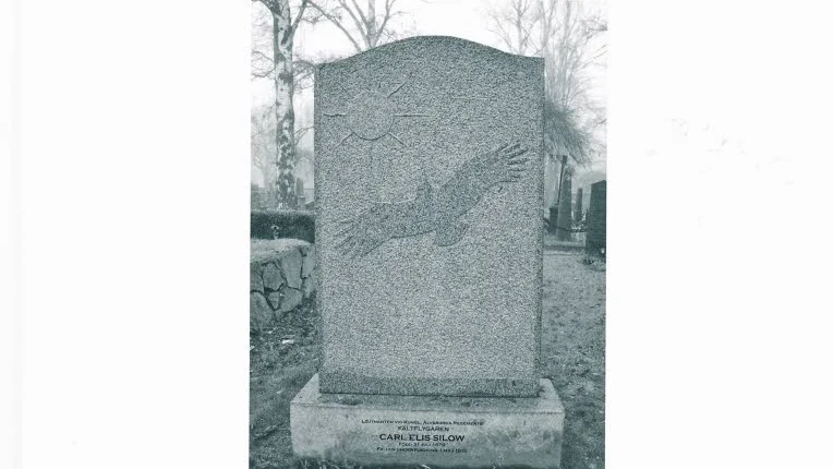 Löjntnant Carl Silow,Sveriges första dödsoffer i en flygolycka, ligger sedan snart 100 år begravd på Solna kyrkogård.