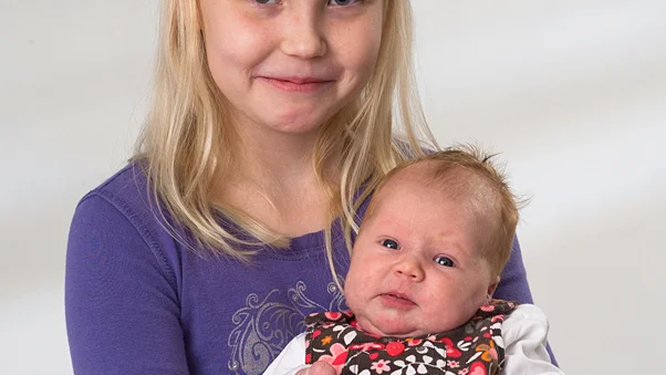 Evelina Kanniainen och Henri Niskanen, Helsingfors, fick den 30/11 dottern Madeleine. Längd 47 cm, vikt 3 336 g. Storasyster heter Rebecka och år nio år. Barnens mormor bor i Motala.