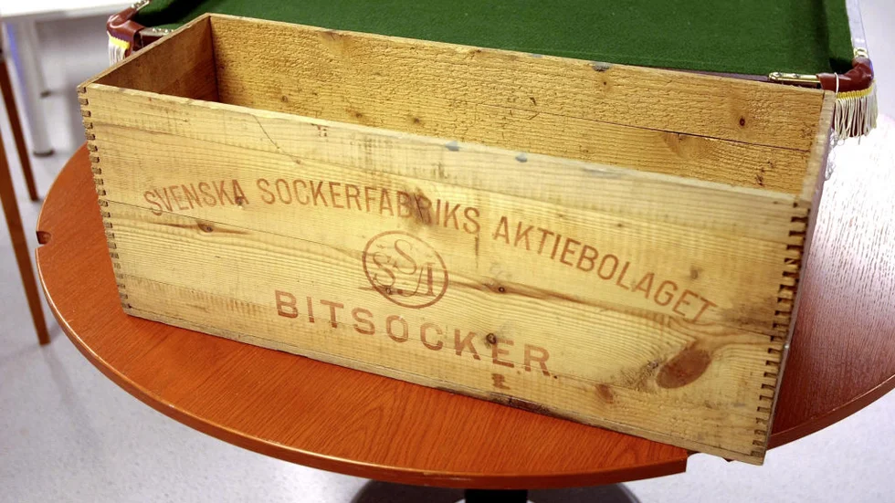 Den gamla lådan har förvarat socker, 150 kronor.