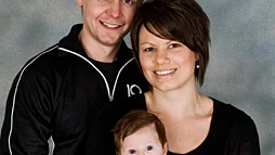 Emma och Oscar Brodin, Långgatan, Linköping, fick den 27/2 en dotter som heter Alice. Vikt 3 045 g, längd 49 cm.