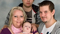 Linda Jönsson och Niklas Norrby, Vilovägen, Mantorp, fick den 15/5 en son som heter Emil. Vikt 3 510 g, längd 50 cm. Med på bilden är även sonen Linus.
