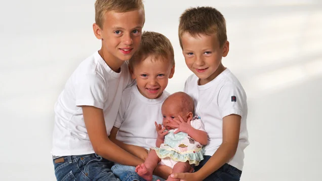 Malin och Freddi Siggesson, Motala, fick den 28/6 dottern Alice. Längd 48 cm, vikt 2 860 g. Storebröderna heter August 10 år, Axel 7 år och Eric 4 år. Foto: Studio Liverpool & Dacke.