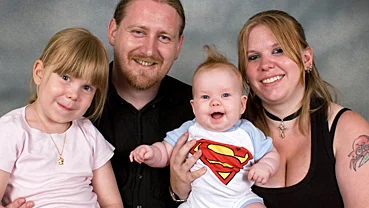 Cecilia Eriksson och Daniel Ny, Kullagatan, Linköping, fick den 12/2 en dotter som heter Ronja. Vikt 3 480 g, längd 49 cm. Med på bilden är även dottern Jozephine.