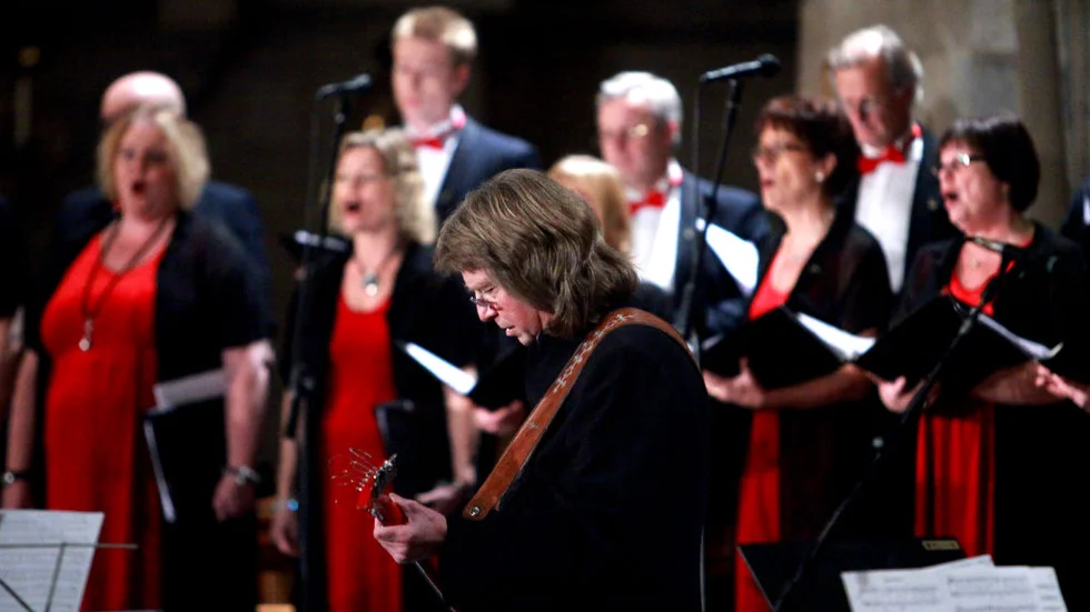 Janne Schaffer och Ad Libitum i Björn  J: son Lindhs Mässa, ett av lite för få verk, där ett musikaliskt möte uppstod.   foto: åke karlsson
