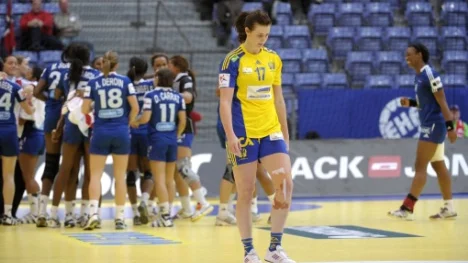 LILLEHAMMER 20101214
Sveriges Linnea Torstensson deppar efter 21-22 förlusten i tisdagskvällens handbollsmatch i grupp-2 i andra gruppspelsrundan mellan Sverige och Frankrike under i handbolls-EM i Lillehammer, Norge.
Foto: Leif R Jansson / SCANPIX / Kod 10020