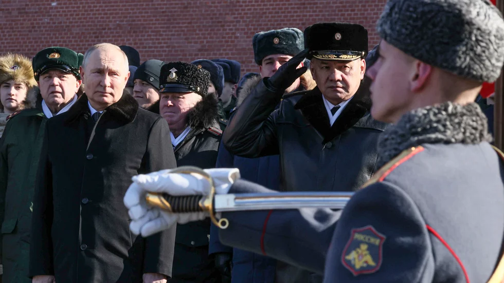 Rysslands president Vladimir Putin och försvarsminister Sergej Sjojgu på en ceremoni i Kreml i februari. Läckta amerikanska säkerhetsdokument hävdar att försvarsdepartementet mörklägger antalet döda och skadade ryska soldater i kriget. Arkivbild.