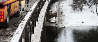 Snövall togs bort - men bara på en sida