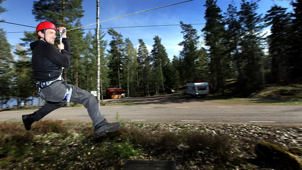 Ett befriande litet skrik ljuder när Kristian Kårdal når slutmålet av första  hinderbanan.