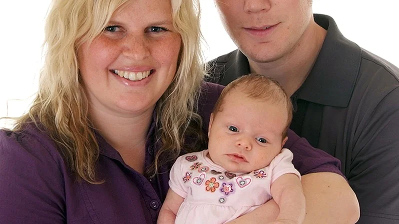 Anna och Fredrik Peterson, Skänninge, fick den 19/4 dottern Julia. Vikt 2 700 g, längd 47 cm. Foto: Malin Wahlin, Mjölby