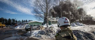 Bussgarage står i lågor