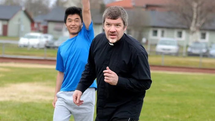 PLUS MED EN PRÄST? Kyrkoherden Mats Nygård hoppas kunna komma tillbaka mer till fotbollen i Överkalix.