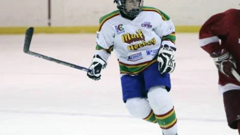 14-åriga Luoise Sagelind från Malmberget är en katt bland herrmelinerna.                                           Sagelind är nämligen den enda tjejen i årets hockeyturnering i Lilla VM.