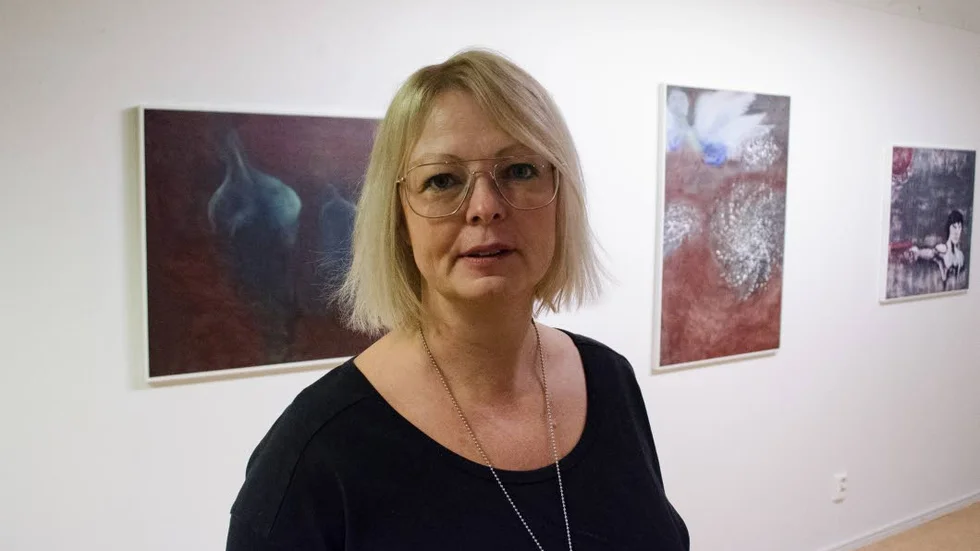 Mamma. Maria Henriksson på plats på sonens konstutställning.