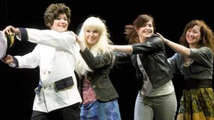 Kapten Koskenkorva (Ellen Hansson) dansar sin sista dans med Maruschka (Susanna Englund), Emelie (Linnea Blom) och Anna (Ida Vinsa).