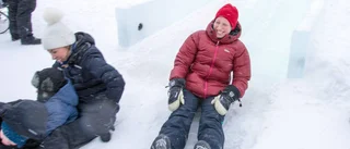 Snöborgen stormad av åksugna barn