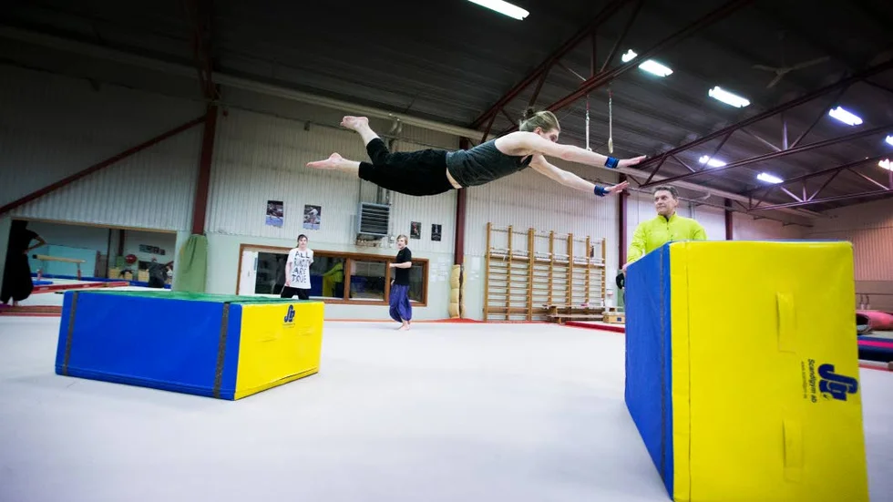 Flyger. Tim Sundberg kastar sig ut i en diving kong.