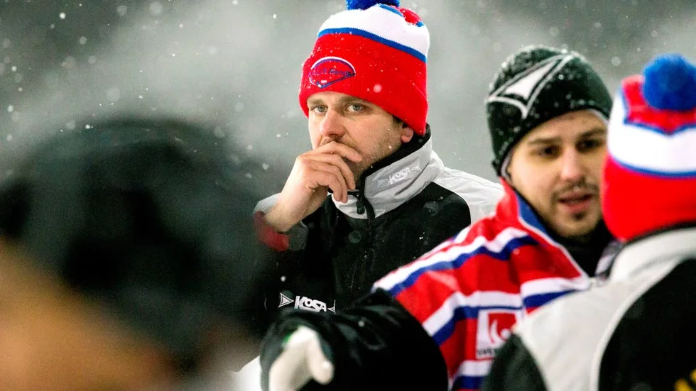 Irriterad. Kalixtränaren Mats Rönnqvist tycker inte att Gripen ska lägga sig i vad hans lag gör.